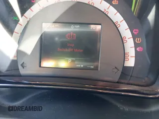 2017 Smart fortwo Pure z VIN WMEFJ9BA9HK226752, wystawiony jako IAAI lot #42420588 z przebiegiem Nie podano mil oraz . Historia ofert i sprzedaży dostępna na DreamBid. Obrazek 13.
