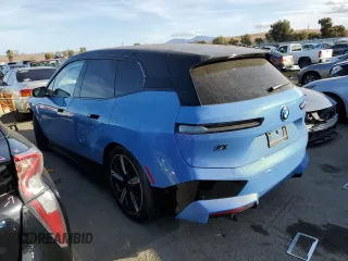 2023 BMW iX M60 z VIN WB533CF05PCL46241, wystawiony jako Copart lot #77515293 z przebiegiem 4925 mil mil oraz . Historia ofert i sprzedaży dostępna na DreamBid. Obrazek 2.
