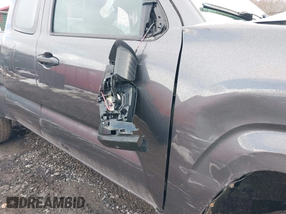 2018 Toyota Tacoma SR z VIN 5TFSX5EN6JX060153, wystawiony jako IAAI lot #41566129 z przebiegiem 33 669 mil mil oraz . Historia ofert i sprzedaży dostępna na DreamBid. Obrazek 18.