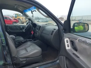 2005 Ford Escape XLT with VIN 1FMYU03145KA42335, listed as a IAAI auction lot 42110937 with 229,394 mi miles. Bid and sale history available at carsss.com. Image 5.