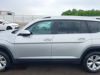 2018 Volkswagen Atlas SE with VIN 1V2KR2CA5JC570959, listed as a IAAI auction lot 42202947 with 122,134 mi miles and . Bid and sale history available at DreamBid. Image 15.