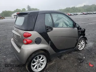 2009 Smart fortwo Passion z VIN WMEEK31XX9K267579, wystawiony jako Copart lot #63469494 z przebiegiem 110 705 mil mil oraz Szkoda całkowita • Salvage title. Historia ofert i sprzedaży dostępna na DreamBid. Obrazek 3.