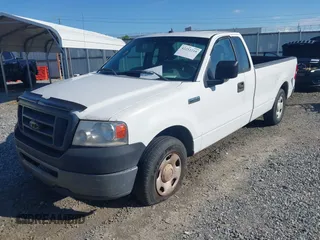 2006 Ford F-150 XL z VIN 1FTRF12226KC11966, wystawiony jako IAAI lot #42252210 z przebiegiem 238 265 mil mil oraz . Historia ofert i sprzedaży dostępna na DreamBid. Obrazek 17.