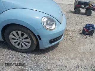 2015 Volkswagen Beetle Fleet Edition z VIN 3VWF17AT5FM611508, wystawiony jako IAAI lot #42441498 z przebiegiem 98 536 mil mil oraz . Historia ofert i sprzedaży dostępna na DreamBid. Obrazek 6.
