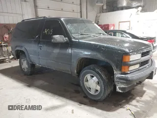 1998 Chevrolet Tahoe z VIN 3GNEK18R7WG122892, wystawiony jako IAAI lot #41589715 z przebiegiem 195 653 mil mil oraz . Historia ofert i sprzedaży dostępna na DreamBid. Obrazek 1.