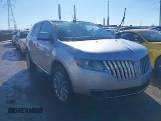 2011 Lincoln MKX with VIN 2LMDJ8JK0BBJ07015, listed as a IAAI auction lot 41424067 with 199,201 mi miles. Bid and sale history available at carsss.com. Image 1.