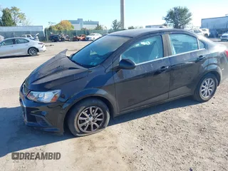 2018 Chevrolet Sonic LT z VIN 1G1JD5SB8J4121320, wystawiony jako IAAI lot #40604581 z przebiegiem 97 602 mil mil oraz . Historia ofert i sprzedaży dostępna na DreamBid. Obrazek 16.