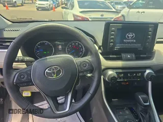 2022 Toyota RAV4 Hybrid XLE Premium z VIN 4T3B6RFVXNU071885, wystawiony jako IAAI lot #42730174 z przebiegiem 53 502 mil mil oraz . Historia ofert i sprzedaży dostępna na DreamBid. Obrazek 8.