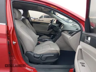 2017 Hyundai Sonata Sport z VIN 5NPE34AF2HH522599, wystawiony jako IAAI lot #41445340 z przebiegiem Nie podano mil oraz . Historia ofert i sprzedaży dostępna na DreamBid. Obrazek 5.
