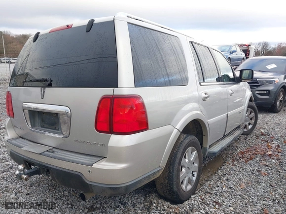 2006 Lincoln Navigator Luxury with VIN 5LMFU27586LJ09074, listed as a IAAI auction lot 41566105 with 266,395 mi miles. Bid and sale history available at carsss.com. Image 4.