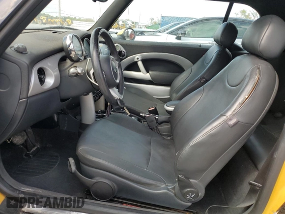 2008 MINI Convertible z VIN WMWRF33588TG18367, wystawiony jako Copart lot #47261345 z przebiegiem 132 150 mil mil oraz Szkody całkowita. Historia ofert i sprzedaży dostępna na DreamBid. Obrazek 7.