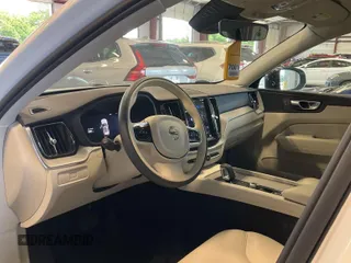 2024 Volvo XC60 Plus Dark Theme z VIN YV4L12RL7R1930548, wystawiony jako IAAI lot #42394524 z przebiegiem 3 069 mil mil oraz . Historia ofert i sprzedaży dostępna na DreamBid. Obrazek 20.