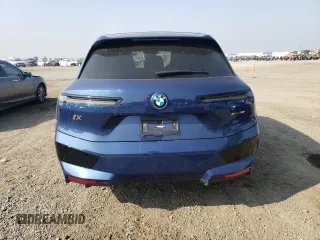 2022 BMW iX xDrive50 z VIN WB523CF08NCK55313, wystawiony jako Copart lot #47617474 z przebiegiem 22 610 mil mil oraz . Historia ofert i sprzedaży dostępna na DreamBid. Obrazek 6.
