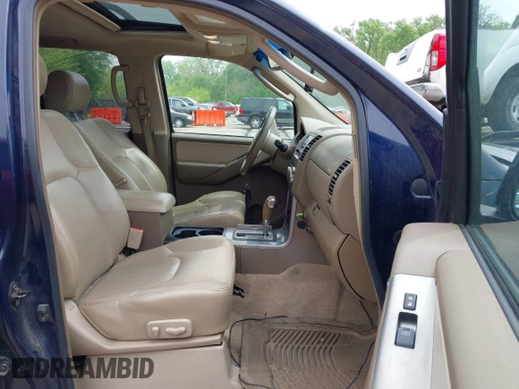 2007 Nissan Pathfinder SE z VIN 5N1AR18W17C630980, wystawiony jako IAAI lot #42110146 z przebiegiem 180 858 mil mil oraz . Historia ofert i sprzedaży dostępna na DreamBid. Obrazek 5.