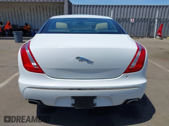 2012 Jaguar XJ z VIN SAJWA1CB4CLV33824, wystawiony jako IAAI lot #42279485 z przebiegiem 147 376 mil mil oraz . Historia ofert i sprzedaży dostępna na DreamBid. Obrazek 16.