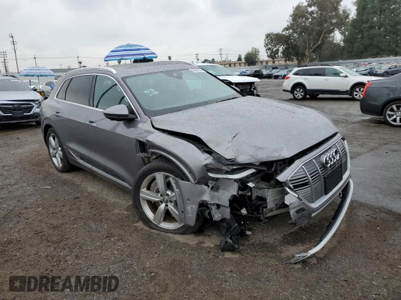 2019 Audi e-tron Premium Plus с VIN WA1LABGE7KB021954, выставлен на аукционе Copart как лот 47867025 с пробегом 74 853 миль миль и Списание • Salvage title. История ставок и продаж доступна на DreamBid. Изображение 4.