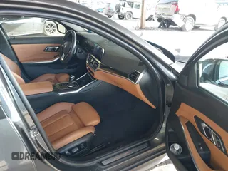 2021 BMW 3 Series 330i xDrive z VIN 3MW5R7J03M8B87133, wystawiony jako IAAI lot #42005842 z przebiegiem 28 668 mil mil oraz . Historia ofert i sprzedaży dostępna na DreamBid. Obrazek 5.