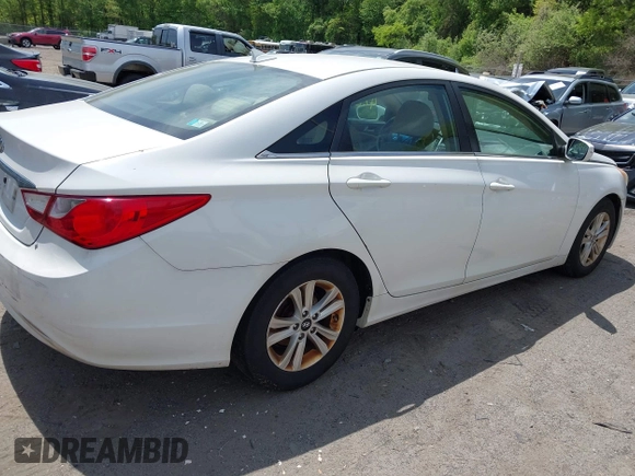 2013 Hyundai Sonata GLS z VIN 5NPEB4ACXDH698593, wystawiony jako IAAI lot #42273055 z przebiegiem 198 516 mil mil oraz . Historia ofert i sprzedaży dostępna na DreamBid. Obrazek 4.