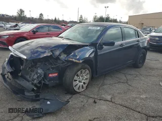 2013 Chrysler 200 LX z VIN 1C3CCBAB0DN686828, wystawiony jako Copart lot #47823255 z przebiegiem Nie podano mil oraz Szkoda całkowita • Salvage title. Historia ofert i sprzedaży dostępna na DreamBid. Obrazek 1.