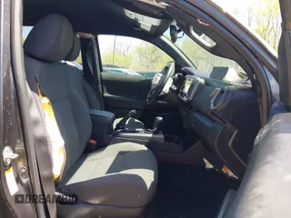2018 Toyota Tacoma SR5 z VIN 3TMDZ5BN0JM051283, wystawiony jako IAAI lot #42008928 z przebiegiem 106 155 mil mil oraz . Historia ofert i sprzedaży dostępna na DreamBid. Obrazek 5.