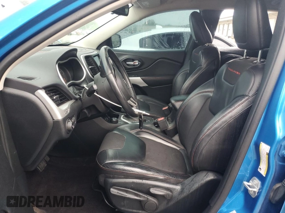 2017 Jeep Cherokee Trailhawk z VIN 1C4PJMBS1HW648716, wystawiony jako Copart lot #57490635 z przebiegiem 94 983 mil mil oraz Szkoda całkowita • Salvage title. Historia ofert i sprzedaży dostępna na DreamBid. Obrazek 7.