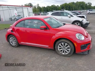 2019 Volkswagen Beetle S с VIN 3VWFD7AT0KM720833, выставлен на аукционе IAAI как лот 40231743 с пробегом 38 227 миль миль и . История ставок и продаж доступна на DreamBid. Изображение 13.
