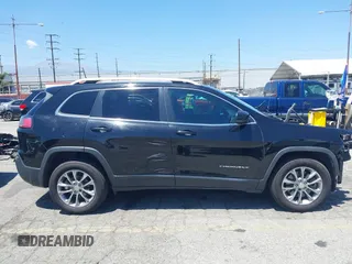 2019 Jeep Cherokee Latitude Plus z VIN 1C4PJLLB9KD248110, wystawiony jako IAAI lot #42205709 z przebiegiem 94 715 mil mil oraz . Historia ofert i sprzedaży dostępna na DreamBid. Obrazek 14.
