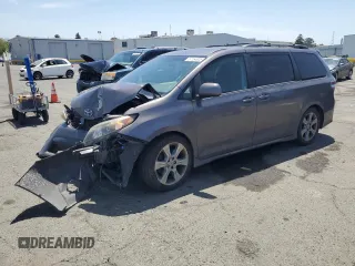 2012 Toyota Sienna SE z VIN 5TDXK3DC5CS263567, wystawiony jako Copart lot #57154825 z przebiegiem 232 736 mil mil oraz Szkoda całkowita • Salvage title. Historia ofert i sprzedaży dostępna na DreamBid. Obrazek 1.