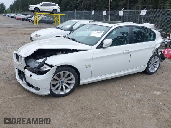 2011 BMW 3 Series 328i xDrive z VIN WBAPK5G59BNN27626, wystawiony jako IAAI lot #42140058 z przebiegiem 122 120 mil mil oraz . Historia ofert i sprzedaży dostępna na DreamBid. Obrazek 18.