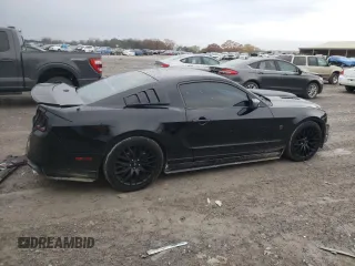 2013 Ford Mustang GT z VIN 1ZVBP8CF0D5206704, wystawiony jako Copart lot #82353494 z przebiegiem 118 303 mil mil oraz Szkody całkowita. Historia ofert i sprzedaży dostępna na DreamBid. Obrazek 3.