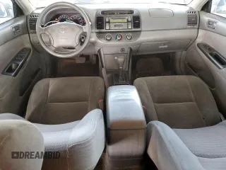 2005 Toyota Camry STD z VIN 4T1BE32K25U946848, wystawiony jako Copart lot #50825945 z przebiegiem 271 622 mil mil oraz Czysty tytuł • Clean title. Historia ofert i sprzedaży dostępna na DreamBid. Obrazek 8.