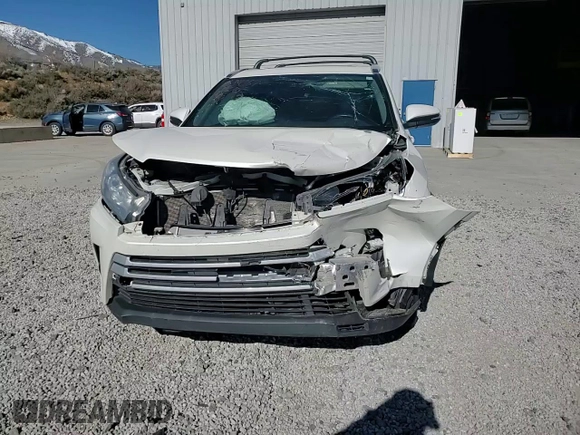 2019 Toyota Highlander SE z VIN 5TDJZRFH5KS570491, wystawiony jako Copart lot #50373435 z przebiegiem Nie podano mil oraz Szkoda całkowita • Salvage title. Historia ofert i sprzedaży dostępna na DreamBid. Obrazek 12.