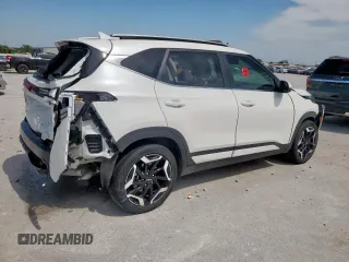 2024 Kia Seltos SX z VIN KNDETCA77R7492881, wystawiony jako Copart lot #56945705 z przebiegiem 22 866 mil mil oraz Szkoda całkowita • Salvage title. Historia ofert i sprzedaży dostępna na DreamBid. Obrazek 3.