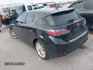 2013 Lexus CT 200h z VIN JTHKD5BH2D2159091, wystawiony jako IAAI lot #42695594 z przebiegiem 218 009 mil mil oraz . Historia ofert i sprzedaży dostępna na DreamBid. Obrazek 3.