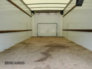 2022 Ford Econoline Cargo z VIN 1FDWE3FN6NDC11716, wystawiony jako Copart lot #57756385 z przebiegiem 89 924 mil mil oraz Tytuł czysty. Historia ofert i sprzedaży dostępna na DreamBid. Obrazek 10.