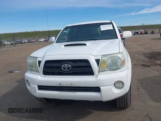 2005 Toyota Tacoma PreRunner with VIN 5TEKU72N55Z069188, listed as a IAAI auction lot 41561796 with 233,474 mi miles. Bid and sale history available at carsss.com. Image 12.