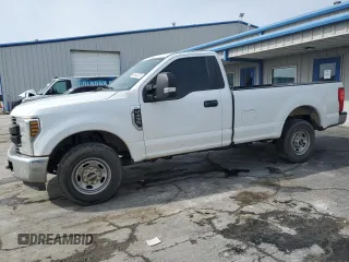 2019 Ford Super Duty F-250 SRW XL with VIN 1FTBF2A64KEE41867, listed as a Copart auction lot 44643375 with 185,968 mi miles and Salvage Title. Bid and sale history available at carsss.com. Image 1.