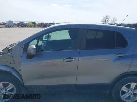 2020 Chevrolet Trax LS with VIN 3GNCJNSB6LL208534, listed as a IAAI auction lot 41923764 with 88,009 mi miles. Bid and sale history available at carsss.com. Image 15.