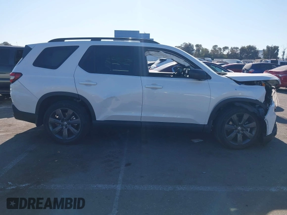 2025 Honda Pilot Sport with VIN 5FNYG2H3XSB001489, listed as a IAAI auction lot 41332411 with 10,651 mi miles. Bid and sale history available at carsss.com. Image 13.