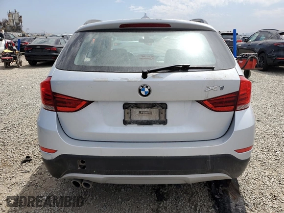 2015 BMW X1 sDrive28i z VIN WBAVM1C55FV317854, wystawiony jako Copart lot #52201705 z przebiegiem 86 015 mil mil oraz Szkoda całkowita • Salvage title. Historia ofert i sprzedaży dostępna na DreamBid. Obrazek 6.