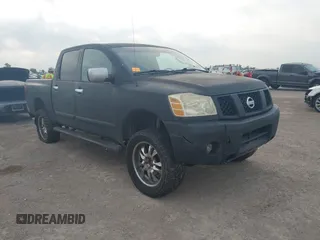 2006 Nissan Titan SE z VIN 1N6AA07A46N567921, wystawiony jako IAAI lot #42217139 z przebiegiem 175 181 mil mil oraz . Historia ofert i sprzedaży dostępna na DreamBid. Obrazek 1.
