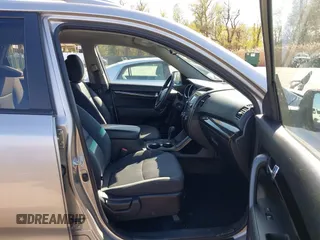 2013 Kia Sorento LX z VIN 5XYKT4A65DG354509, wystawiony jako IAAI lot #41996451 z przebiegiem 97 647 mil mil oraz . Historia ofert i sprzedaży dostępna na DreamBid. Obrazek 5.
