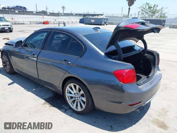 2013 BMW 3 Series 328i z VIN WBA3C1C59DF441157, wystawiony jako IAAI lot #42605980 z przebiegiem 151 701 mil mil oraz . Historia ofert i sprzedaży dostępna na DreamBid. Obrazek 3.