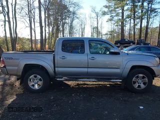 2015 Toyota Tacoma PreRunner z VIN 3TMJU4GNXFM191580, wystawiony jako IAAI lot #41216357 z przebiegiem 78 490 mil mil oraz . Historia ofert i sprzedaży dostępna na DreamBid. Obrazek 13.