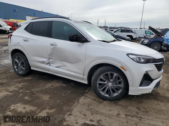 2021 Buick Encore GX Essence z VIN KL4MMFSL0MB122202, wystawiony jako Copart lot #48409225 z przebiegiem 84 972 mil mil oraz Szkoda całkowita • Salvage title. Historia ofert i sprzedaży dostępna na DreamBid. Obrazek 4.