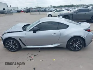 2023 Toyota 86 z VIN JF1ZNBC15P8759916, wystawiony jako IAAI lot #42160271 z przebiegiem 28 360 mil mil oraz . Historia ofert i sprzedaży dostępna na DreamBid. Obrazek 15.