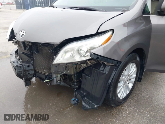 2017 Toyota Sienna XLE Auto Access Seat with VIN 5TDYZ3DC8HS776058, listed as a IAAI auction lot 41945909 with 138,899 mi miles. Bid and sale history available at carsss.com. Image 18.