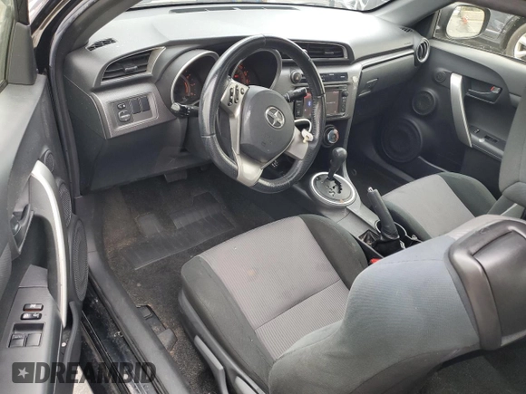 2015 Scion tC z VIN JTKJF5C75F3093123, wystawiony jako Copart lot #58414325 z przebiegiem 107 051 mil mil oraz Szkoda całkowita • Salvage title. Historia ofert i sprzedaży dostępna na DreamBid. Obrazek 8.