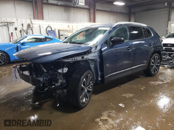 2024 Mazda CX-50 Premium z VIN 7MMVABDY0RN174004, wystawiony jako Copart lot #44727115 z przebiegiem 4 796 mil mil oraz Szkoda całkowita • Salvage title. Historia ofert i sprzedaży dostępna na DreamBid. Obrazek 1.