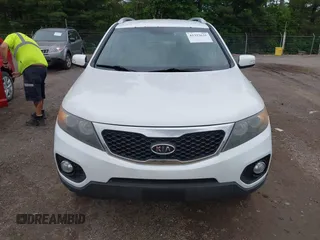 2012 Kia Sorento LX z VIN 5XYKTCA66CG225672, wystawiony jako IAAI lot #42332631 z przebiegiem 137 760 mil mil oraz . Historia ofert i sprzedaży dostępna na DreamBid. Obrazek 6.